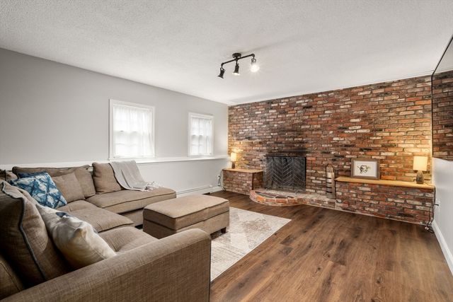 105 High St, Holliston, MA 01746