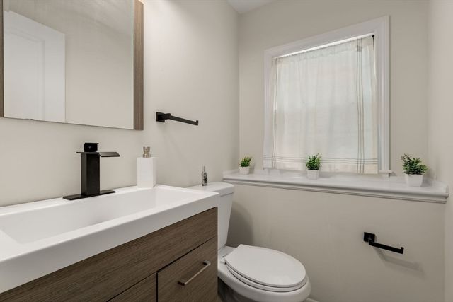 105 High St, Holliston, MA 01746