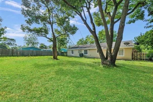 1008 17th Avenue N, Texas City, TX 77590