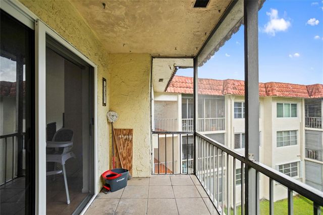 8990 S Hollybrook Boulevard Unit 305, Pembroke Pines, FL 33025