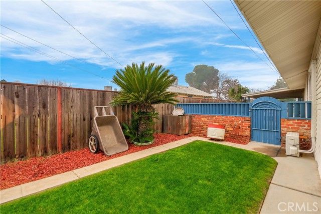 1912 N Vagedes, Fresno, CA 93705