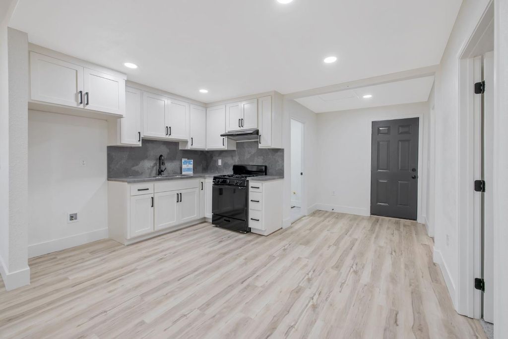 Image 11 of property listing at 12423 407 Avenue, Cutler, CA 93615