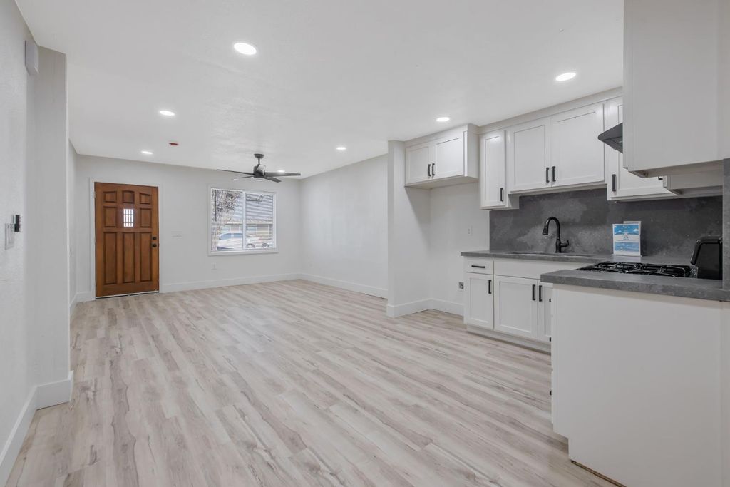 Image 12 of property listing at 12423 407 Avenue, Cutler, CA 93615