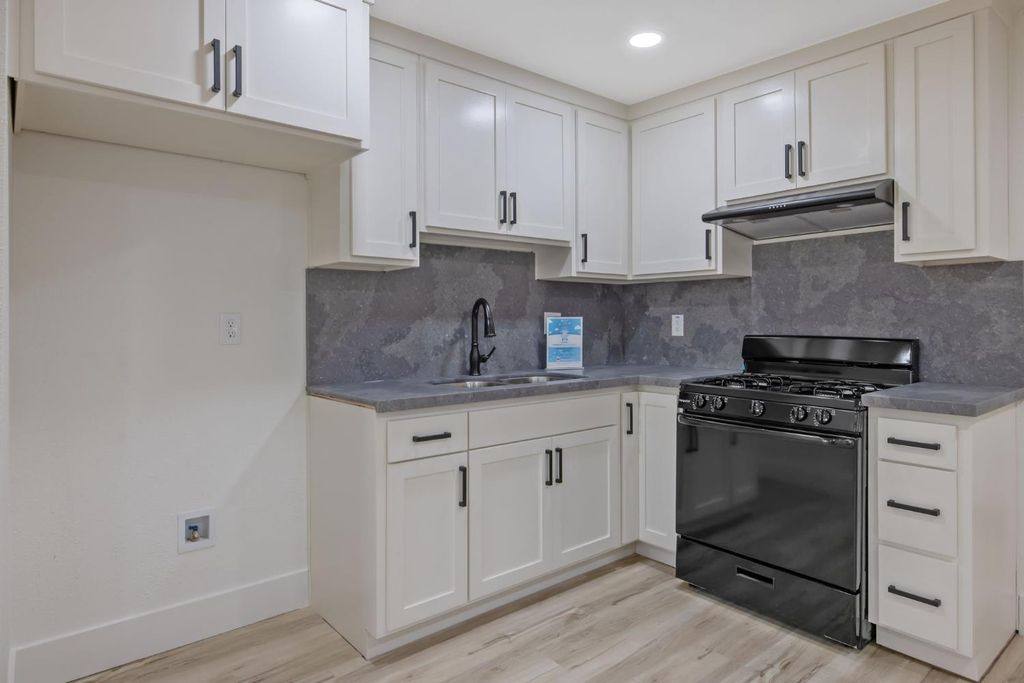 Image 14 of property listing at 12423 407 Avenue, Cutler, CA 93615