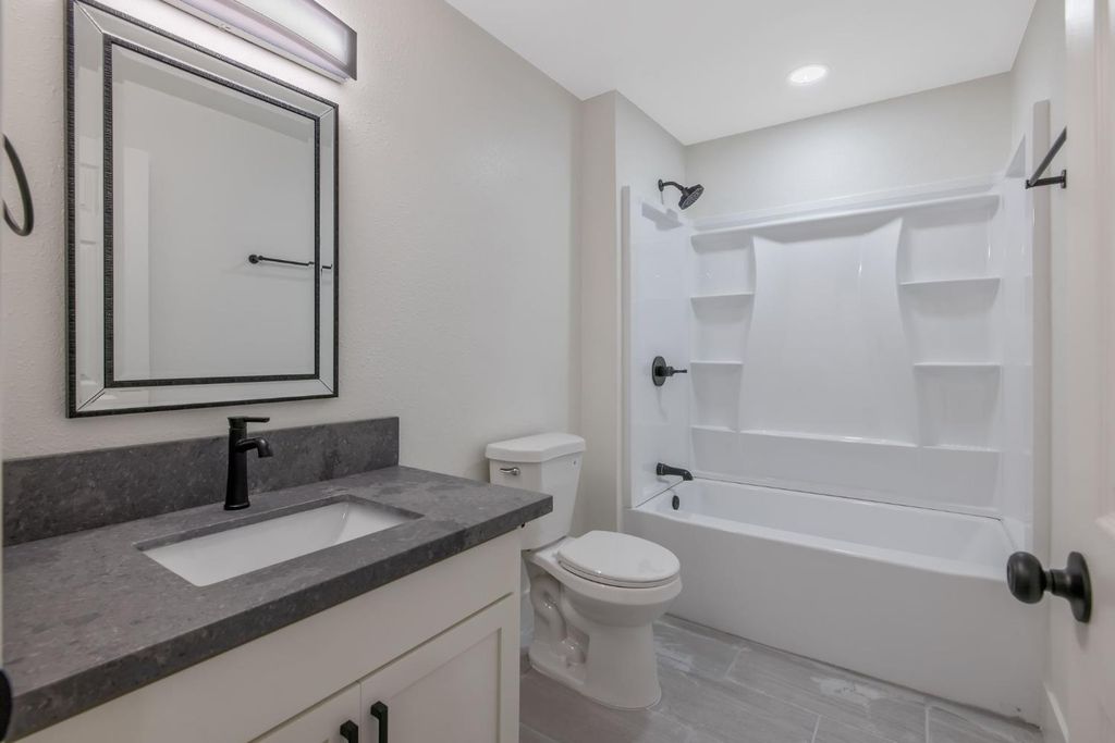 Image 22 of property listing at 12423 407 Avenue, Cutler, CA 93615