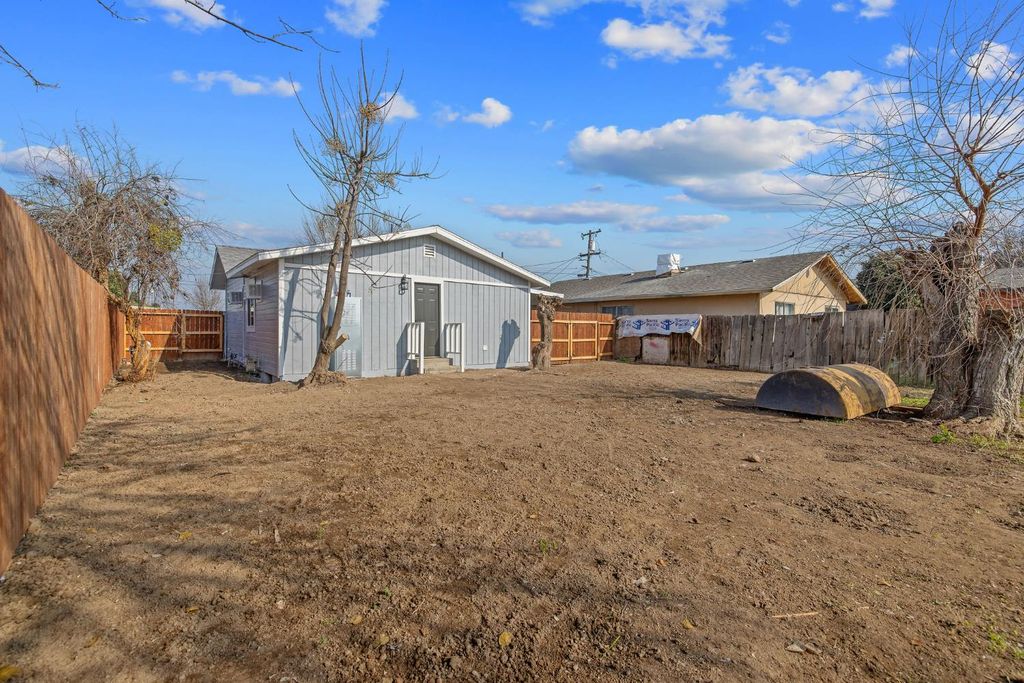 Image 25 of property listing at 12423 407 Avenue, Cutler, CA 93615