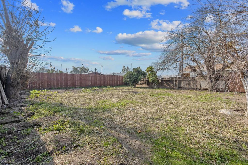 Image 27 of property listing at 12423 407 Avenue, Cutler, CA 93615