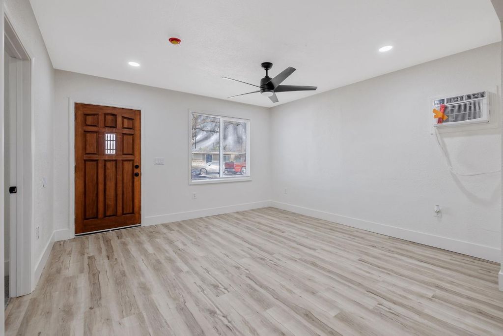 Image 7 of property listing at 12423 407 Avenue, Cutler, CA 93615