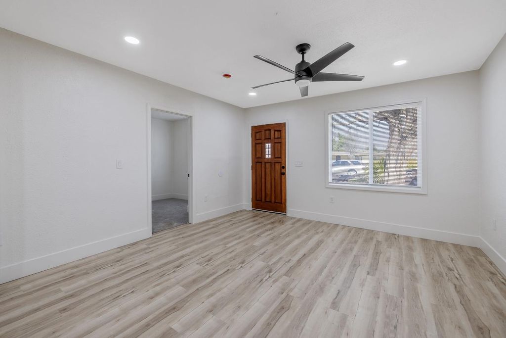 Image 8 of property listing at 12423 407 Avenue, Cutler, CA 93615