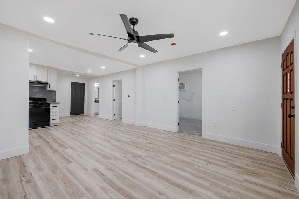 Image 9 of property listing at 12423 407 Avenue, Cutler, CA 93615