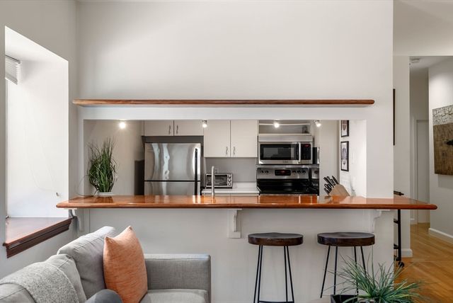 2 Clarendon St 302, Boston, MA 02116