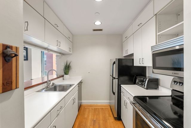 2 Clarendon St 302, Boston, MA 02116