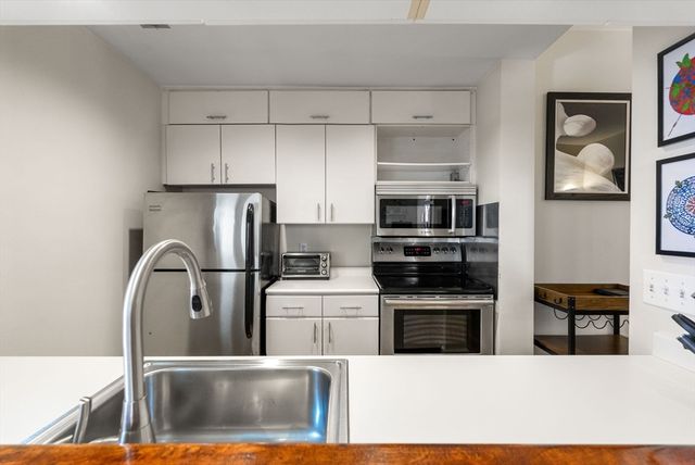 2 Clarendon St 302, Boston, MA 02116