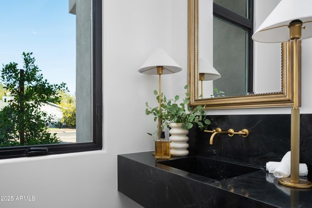 4120 N 44th Place, Phoenix, AZ 85018