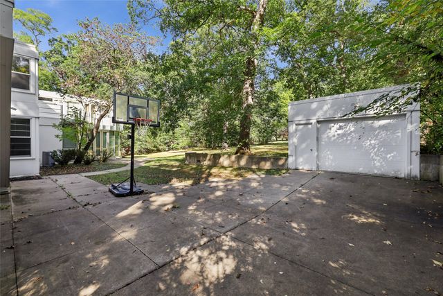 635 Foster Drive, Des Moines, IA 50312