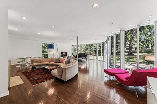 635 Foster Drive, Des Moines, IA 50312