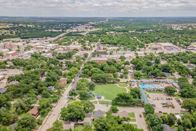 306 Davis Street, Weatherford, TX 76086