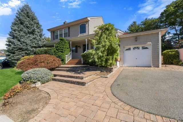 25 Beaumont Drive, Plainview, NY 11803