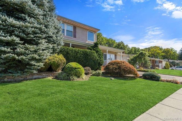 25 Beaumont Drive, Plainview, NY 11803