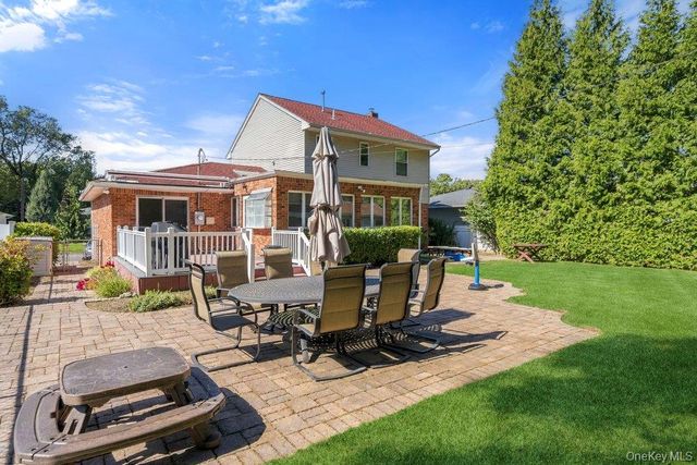 25 Beaumont Drive, Plainview, NY 11803