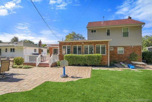 25 Beaumont Drive, Plainview, NY 11803