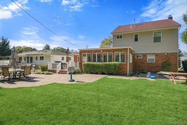 25 Beaumont Drive, Plainview, NY 11803