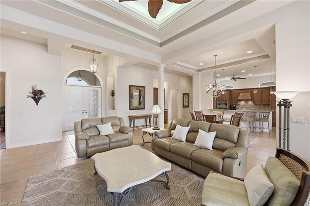 8907 Shenendoah CIR, Naples, FL 34113