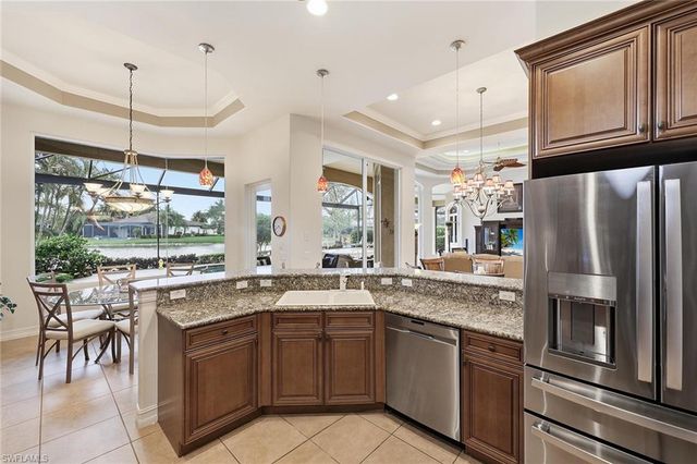 8907 Shenendoah CIR, Naples, FL 34113