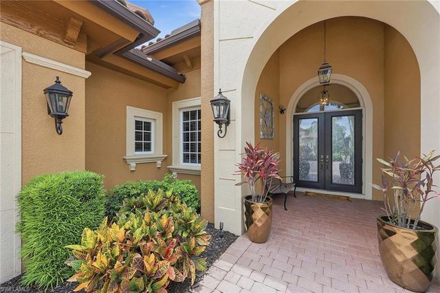 8907 Shenendoah CIR, Naples, FL 34113