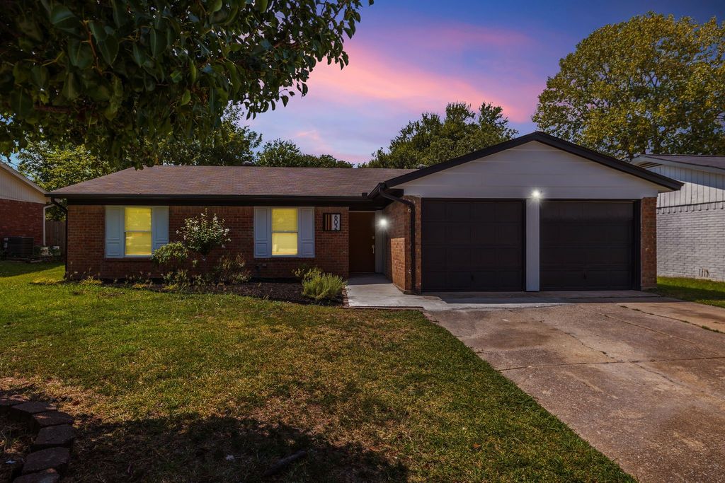 602 S Waxahachie Street, Mansfield, TX 76063