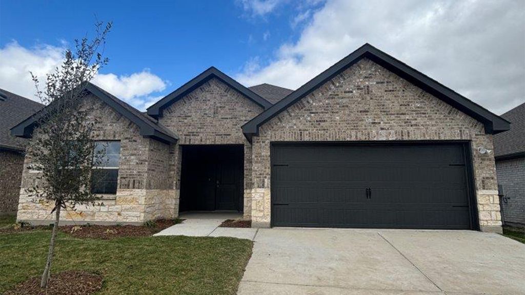 1006 Barton Drive, Ennis, TX 75119