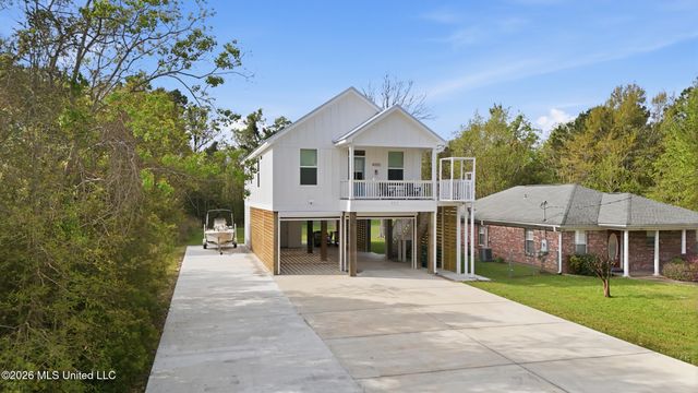 111 North Street, Waveland, MS 39576