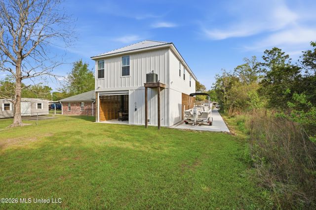 111 North Street, Waveland, MS 39576