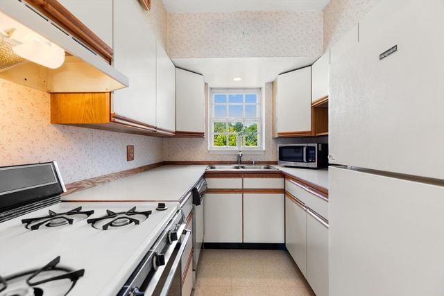 173 Lake Shore Rd 3, Boston, MA 02135