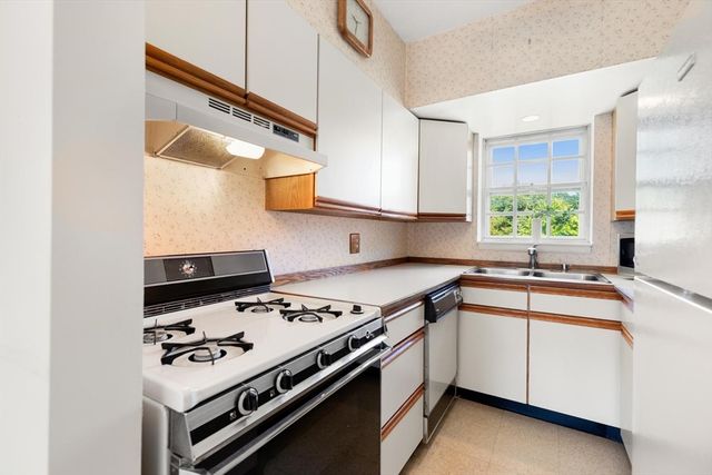 173 Lake Shore Rd 3, Boston, MA 02135