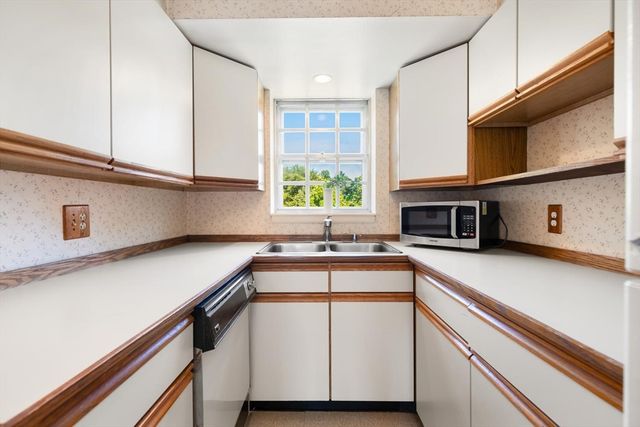 173 Lake Shore Rd 3, Boston, MA 02135