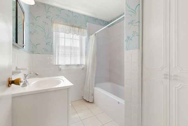 173 Lake Shore Rd 3, Boston, MA 02135