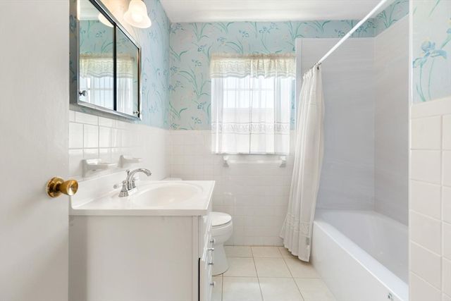 173 Lake Shore Rd 3, Boston, MA 02135
