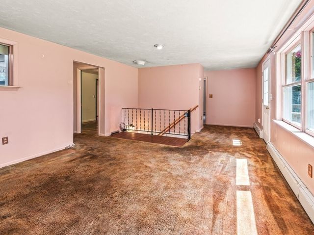 60 Burbank Rd, Sutton, MA 01590