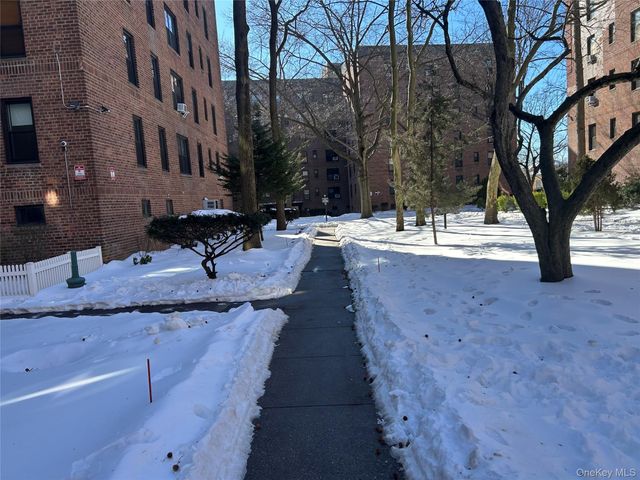 83-20 98 Street 5J, Woodhaven, NY 11421