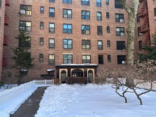 83-20 98 Street 5J, Woodhaven, NY 11421