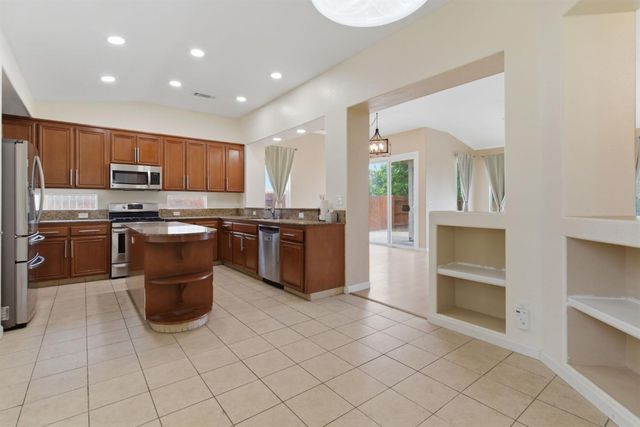 1014 Foxfire Dr, Manteca, CA 95337