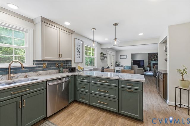 220 Huntington Rd, Colonial Heights, VA 23834