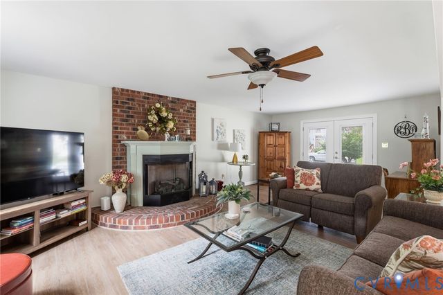 220 Huntington Rd, Colonial Heights, VA 23834