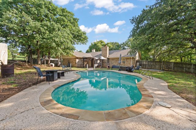 2005 Meadow Drive, Crowley, TX 76036