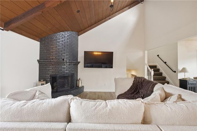 604 NE Burning Tree Street, Lee's Summit, MO 64064