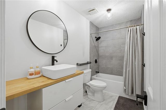 604 NE Burning Tree Street, Lee's Summit, MO 64064