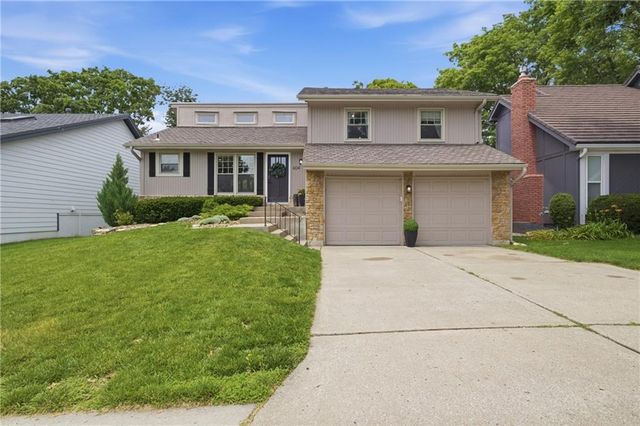 604 NE Burning Tree Street, Lee's Summit, MO 64064