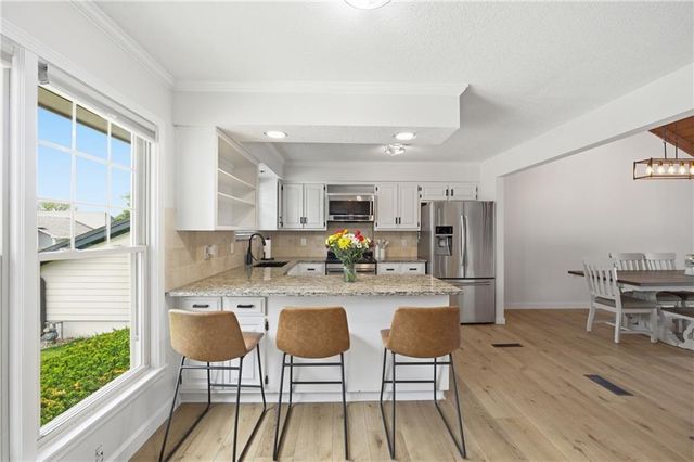 604 NE Burning Tree Street, Lee's Summit, MO 64064