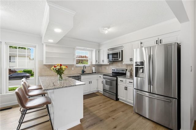 604 NE Burning Tree Street, Lee's Summit, MO 64064